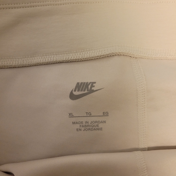 NIKE Women's High-Waisted Graphic Leggings - Picture 3 of 3